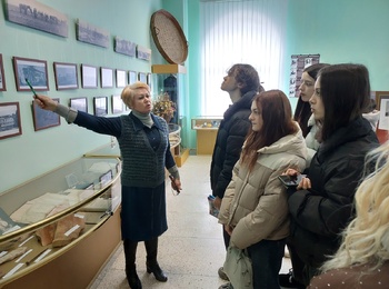 У СВІТ ЗНАНЬ ТА ІСТОРІЇ: МАРКЕТОЛОГИ ВІДВІДАЛИ БІБЛІОТЕКУ УНУ